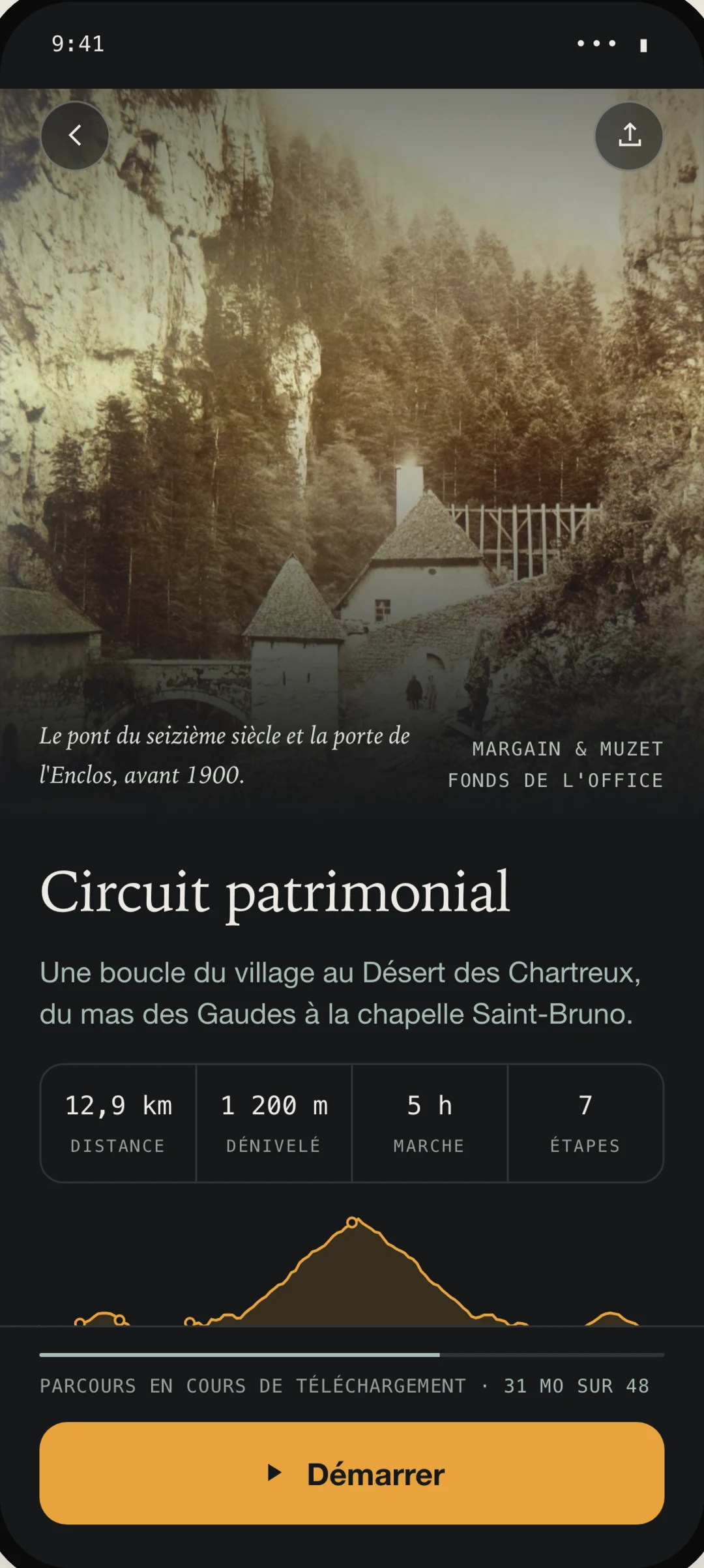 Écran de détail d'un parcours dans l'application : photographie d'archive, distance, dénivelé, durée et nombre d'étapes