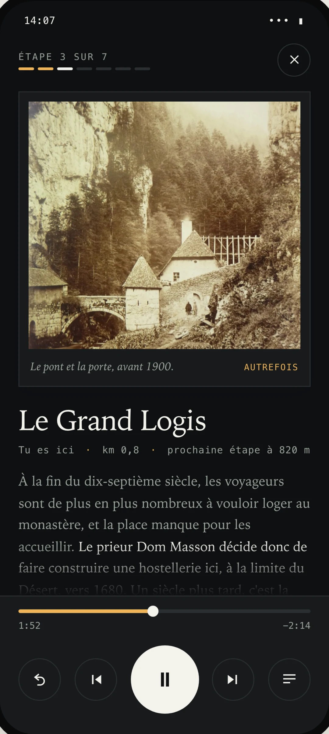 Étape en lecture : photographie d'archive légendée, texte du récit et commandes audio